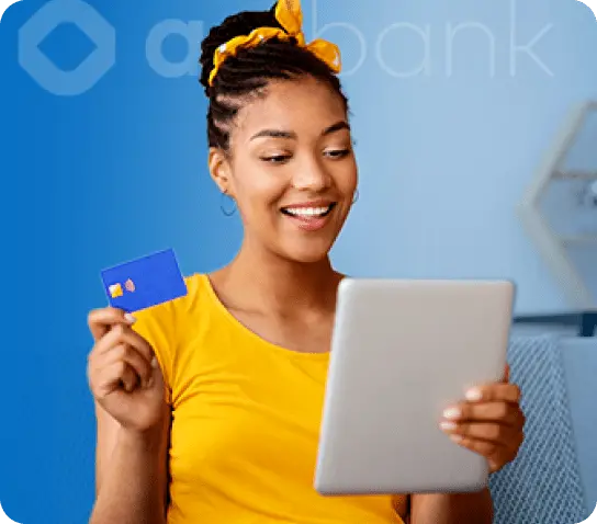 uma mulher sorrinco, segurando um tablet e um cartão