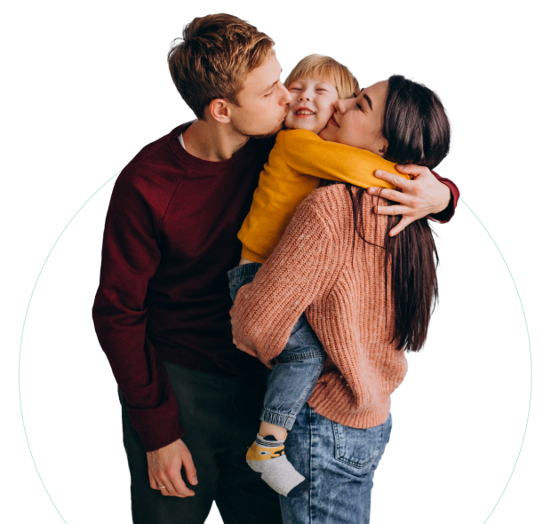 Um pai beijando seu filho, abraçado por sua amorosa esposa.