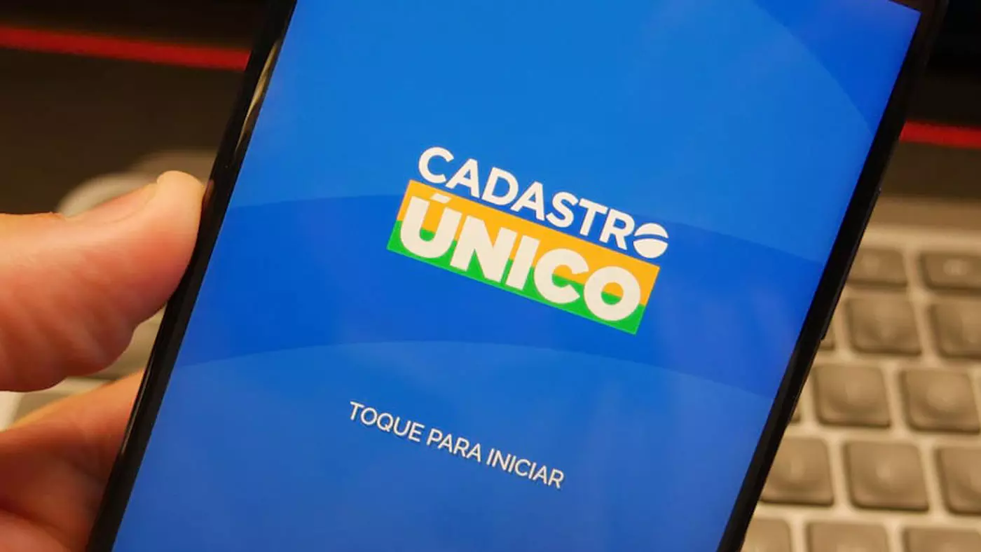 Celular com app Cadastro Único