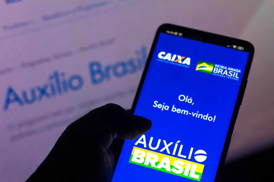 Celular com app do Auxílio Brasil
