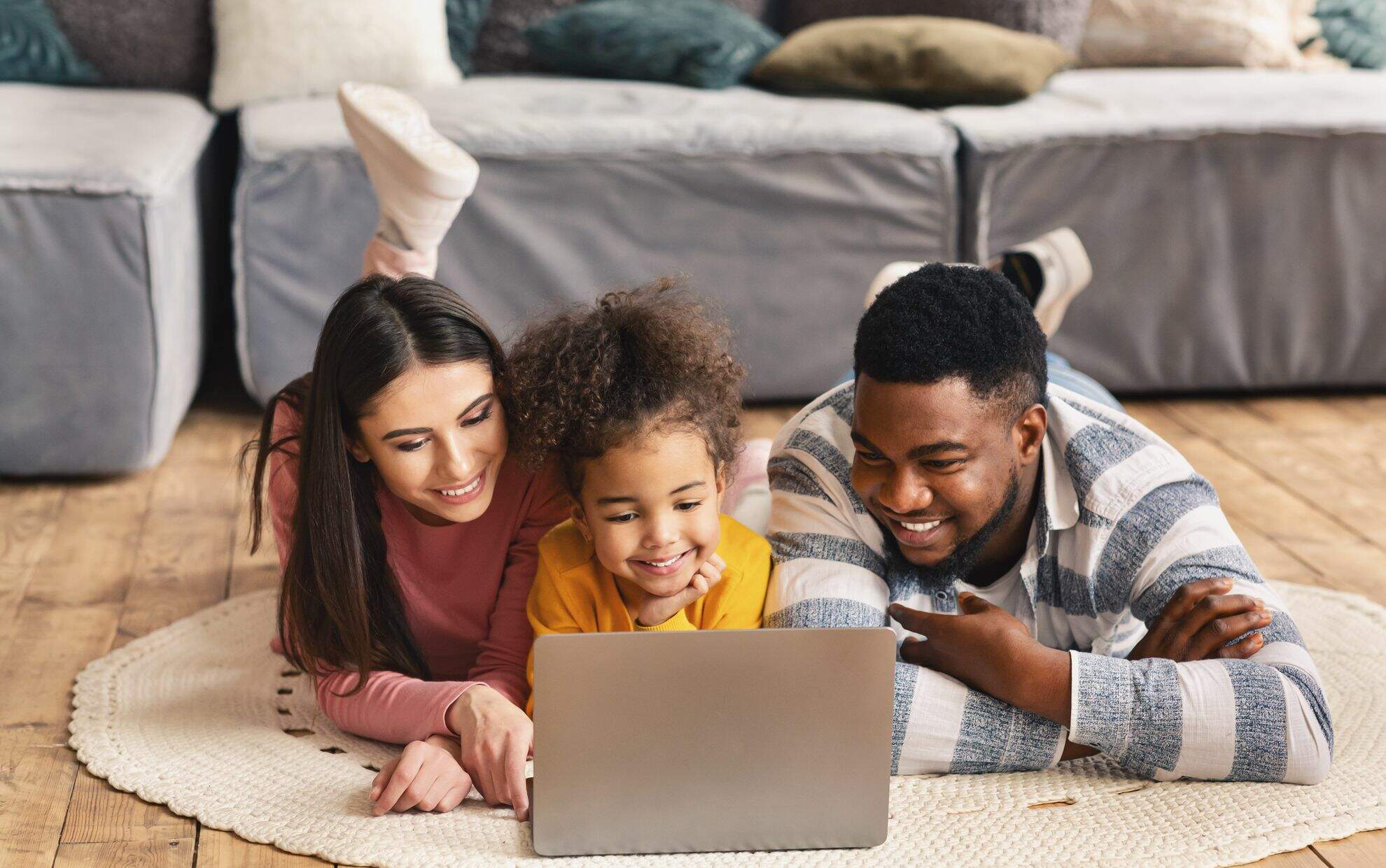 Família usando o computador