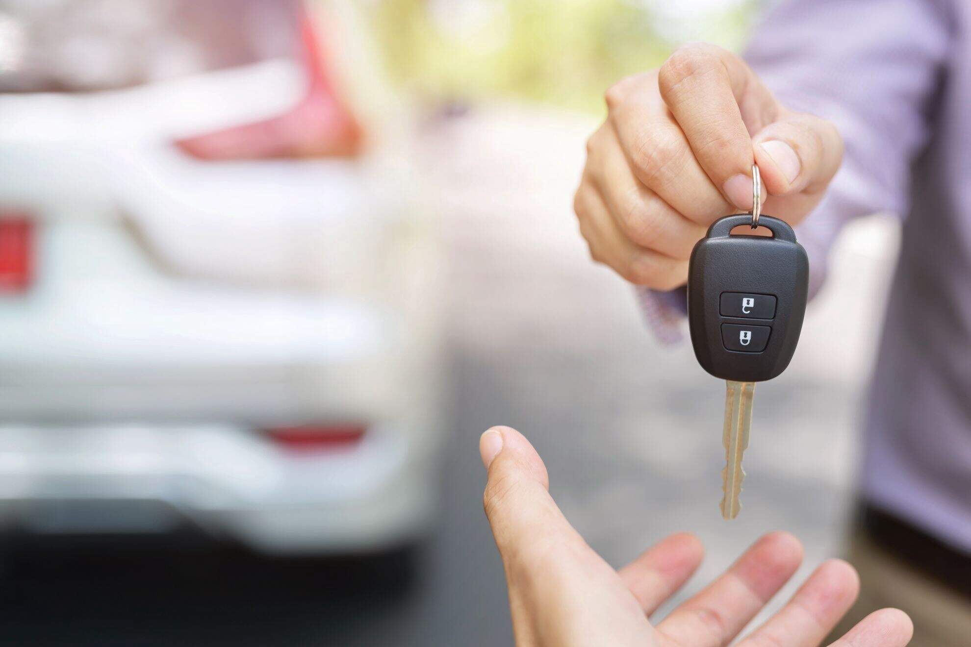 Mãos segurando a chave de um carro