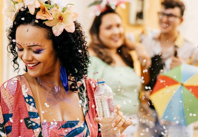 Carnaval: usar crédito vale a pena? Veja quando compensa e quando vira problema