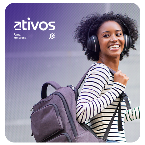 Mulher negra de cabelos cacheados usa fones de ouvido grandes e sorri enquanto caminha. Ela veste uma blusa listrada preta e branca e carrega uma mochila cinza nas costas. Ao fundo, há uma parede metálica acinzentada. No canto superior esquerdo, aparece o logotipo da Ativos com a frase "Uma empresa". A imagem transmite leveza, dinamismo e juventude.