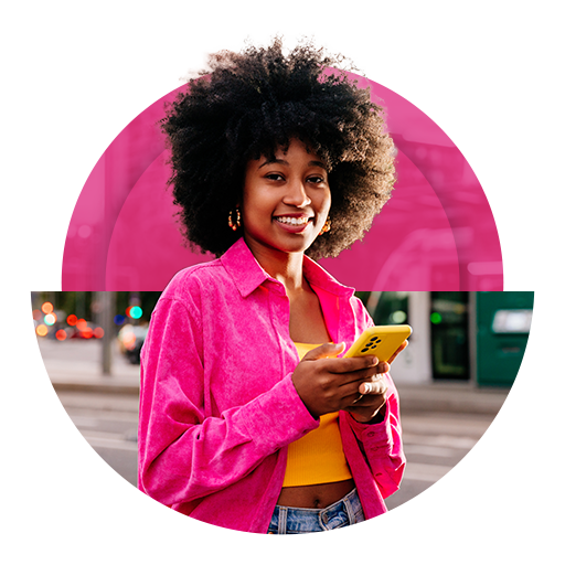 Mulher jovem feliz sorrindo, usando um celular.