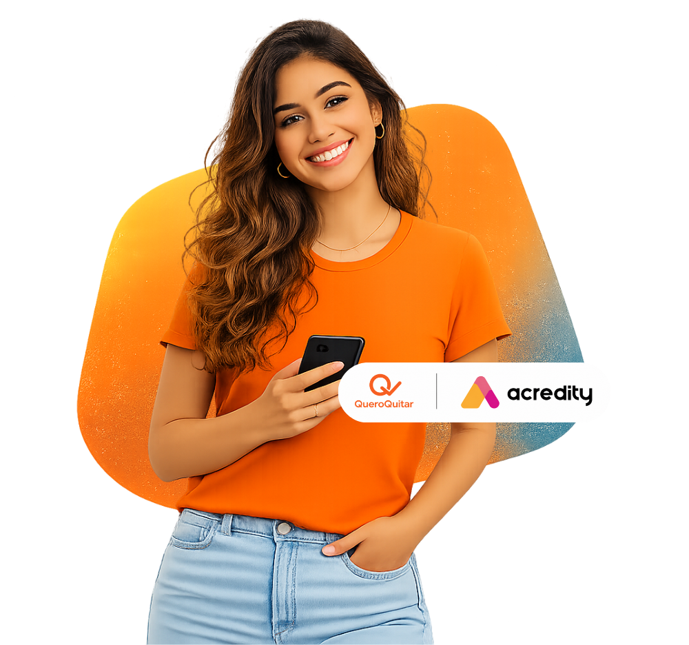 Mulher sorridente de camiseta laranja segura um celular diante de elemento gráfico em tons de laranja, com card das marcas QueroQuitar e Acredity.