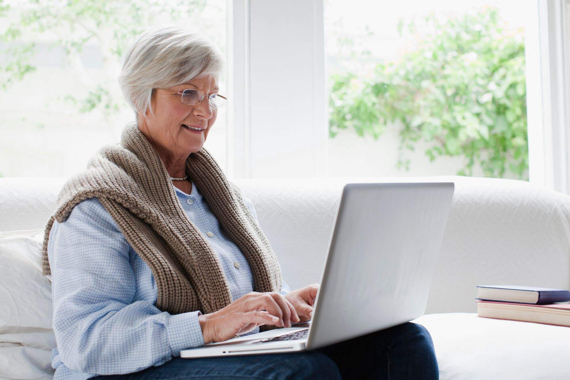 Mulher idosa consultando o site dos Valores a Receber