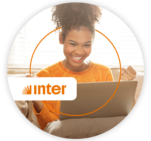 Mulher sorrindo, usando notebook, com logo do Banco Inter.
