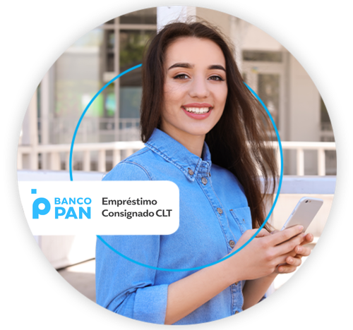 Mulher sorrindo segurando celular com banner do Banco Pan sobre empréstimo consignado CLT.