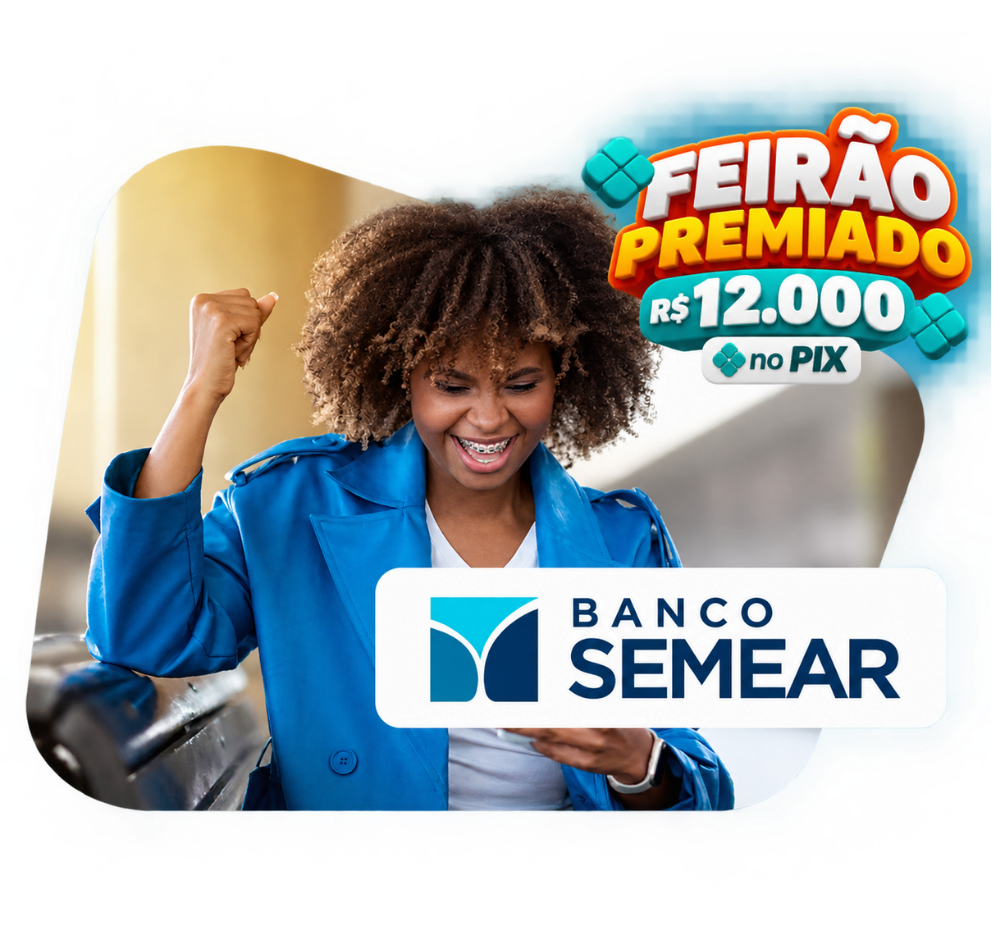 uma mulher feliz sorrindo usando o celular