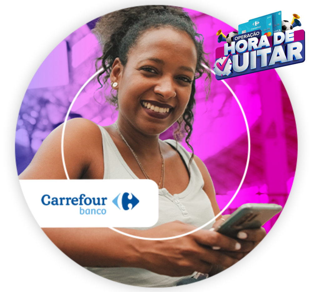 Mulher sorrindo usando celular, com logo do Carrefour Banco.
