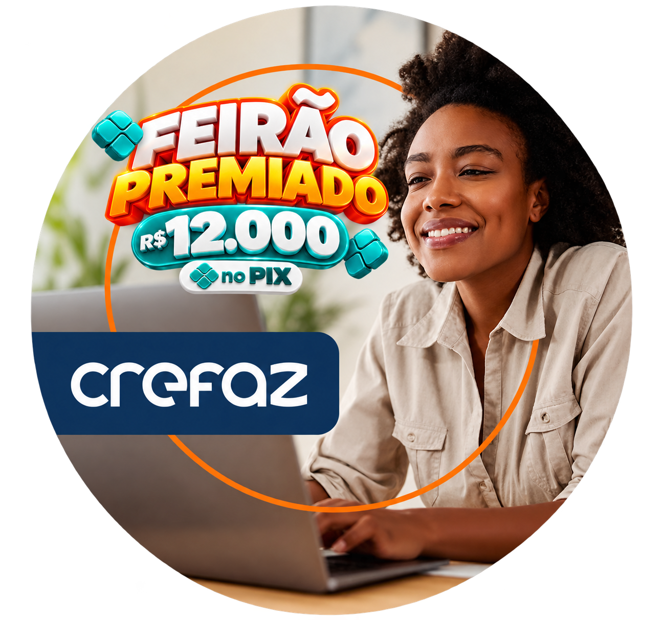 Mulher jovem, negra, sorrindo na sala de casa, sentada no chão, mexendo no notebook na mesinha de centro.
