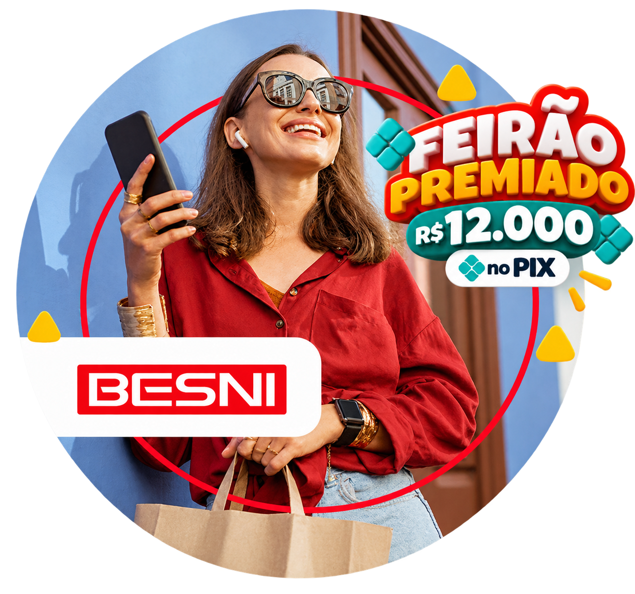 Mulher sorridente com celular e sacolas de compras, ao lado dos logos da Besni e do Feirão Premiado.