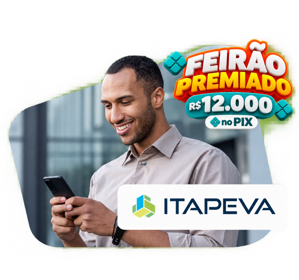 um rapaz feliz sorrindo usando o celular