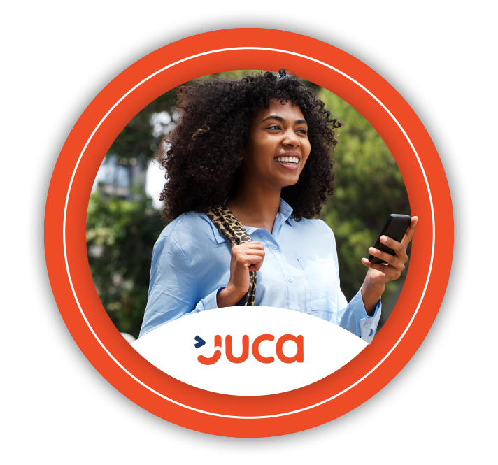 Mulher sorridente segurando um celular, em moldura circular laranja, com o logo da Juca na parte inferior