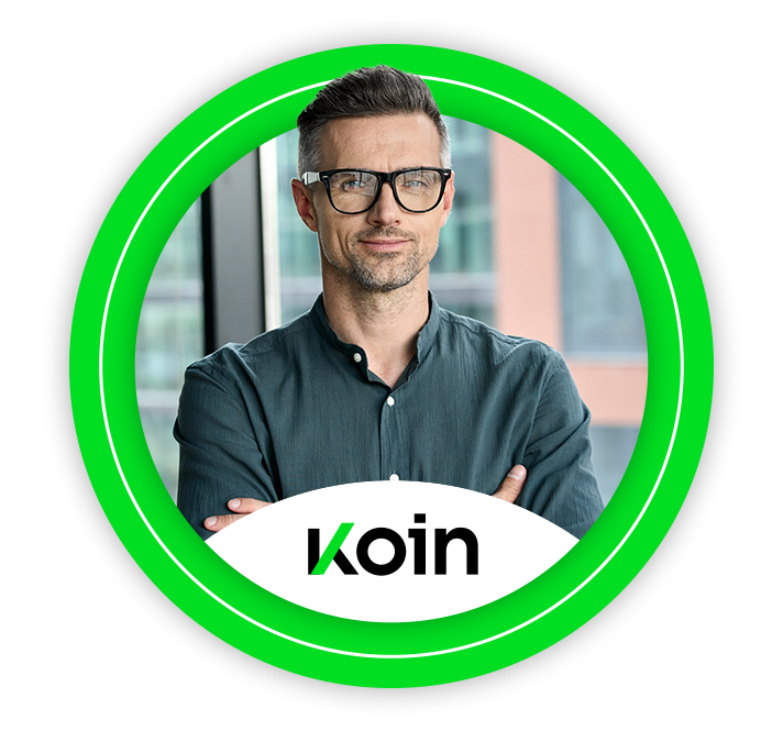 Homem de braços cruzados em moldura verde com o logo da Koin.
