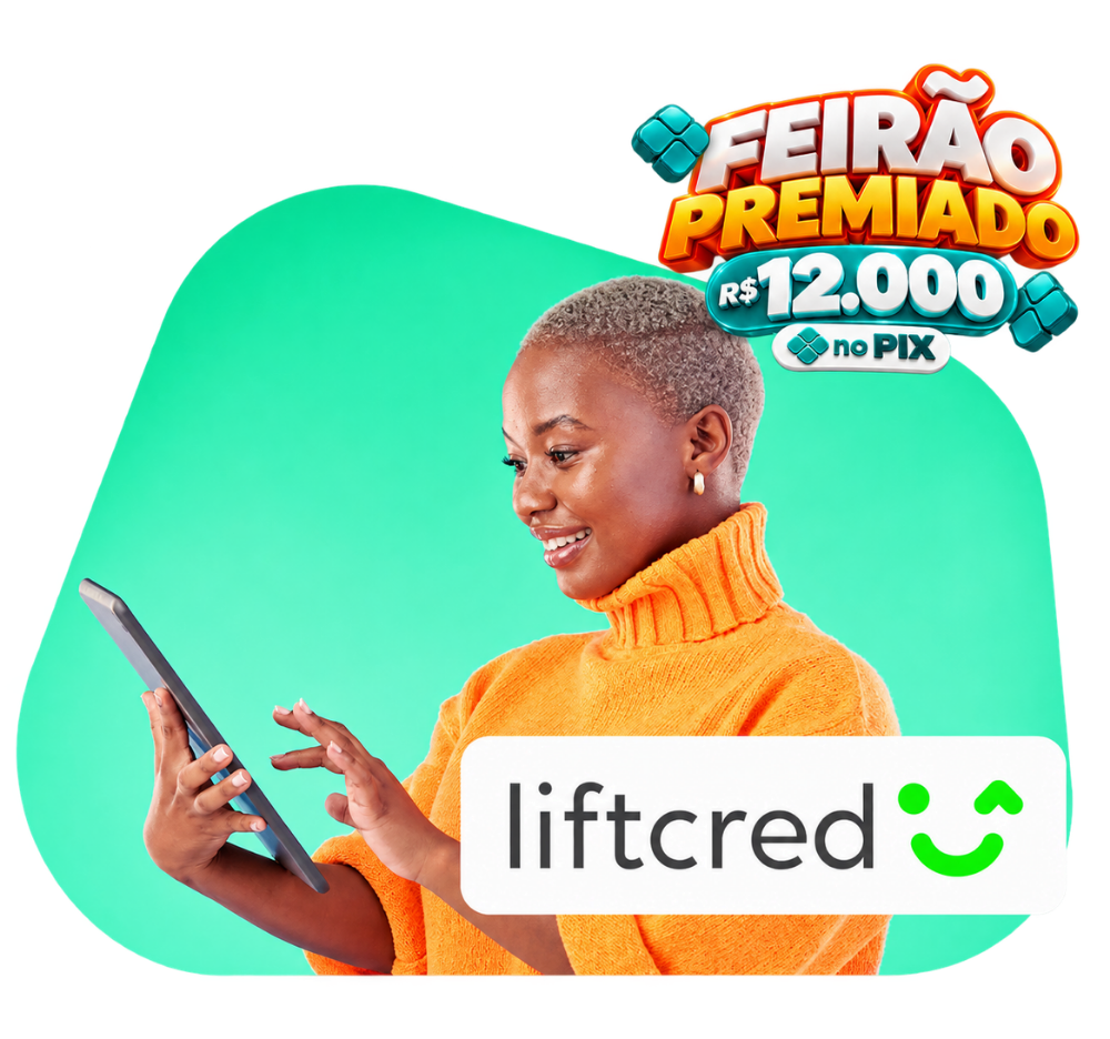 uma mulher feliz sorrindo usando o celular