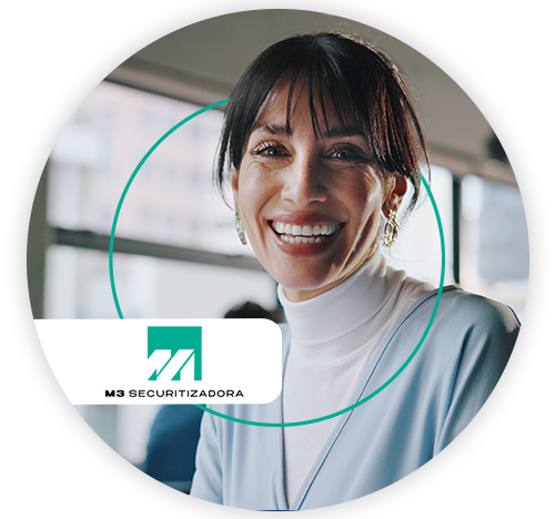 Mulher sorrindo em ambiente corporativo com o logo da M3 Securitizadora em destaque.