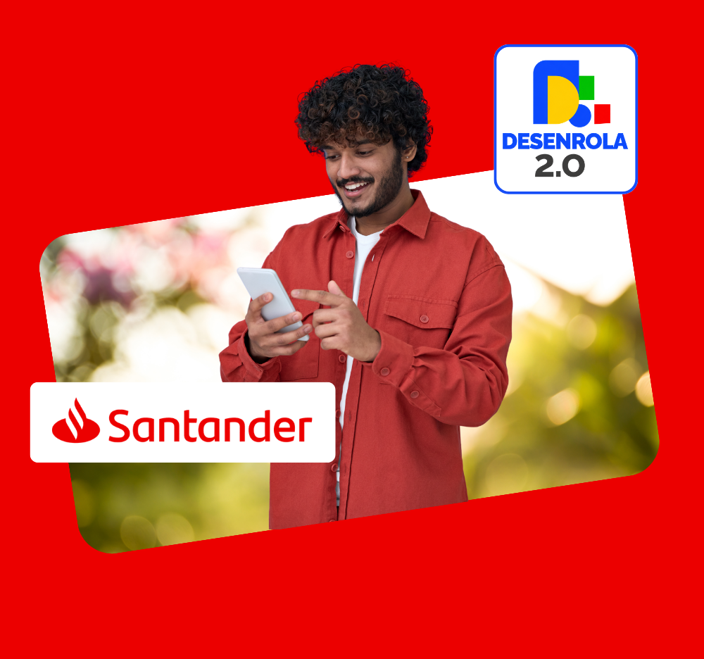 Um homem jovem de camiseta vermelha, sorrindo, olhando o celular.