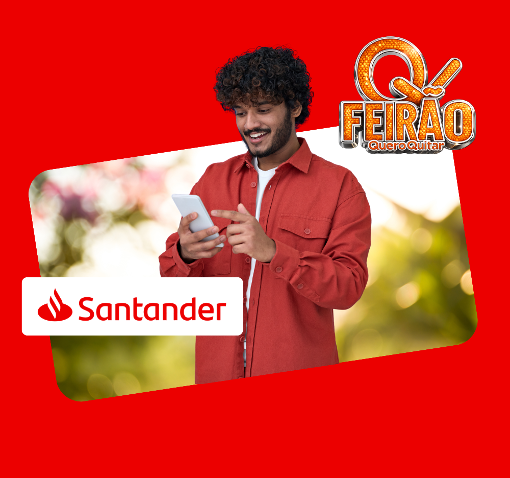 Um homem jovem de camiseta vermelha, sorrindo, olhando o celular.