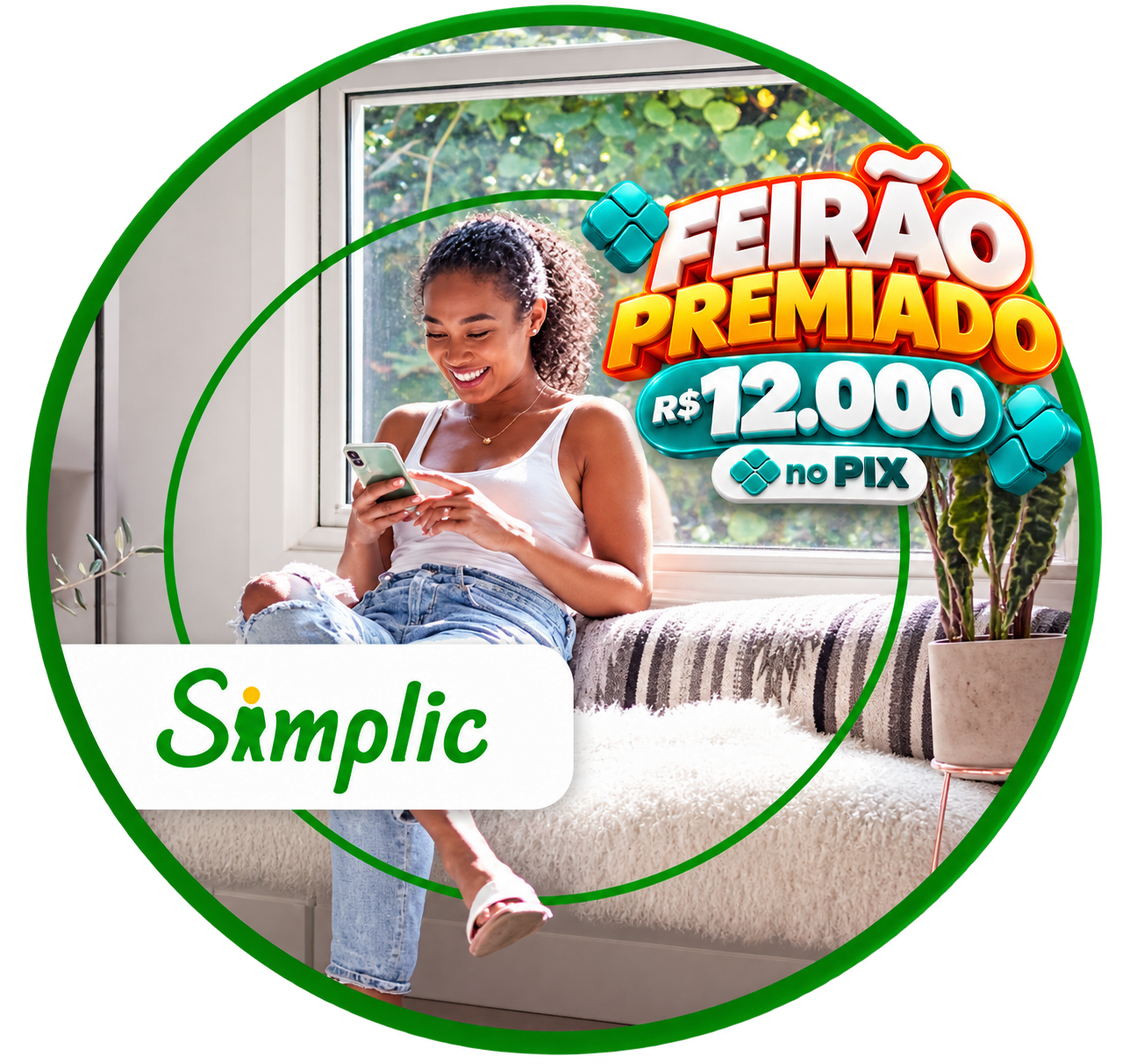 Mulher jovem negra, sorrindo, sentada em um sofá em sua casa, olhando o celular.