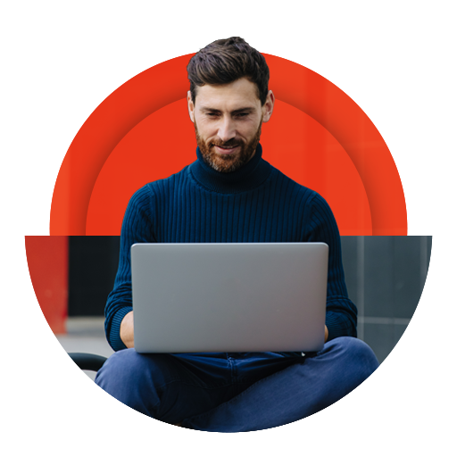 Homem sentado usando um notebook, com fundo circular em tons de laranja e vermelho.