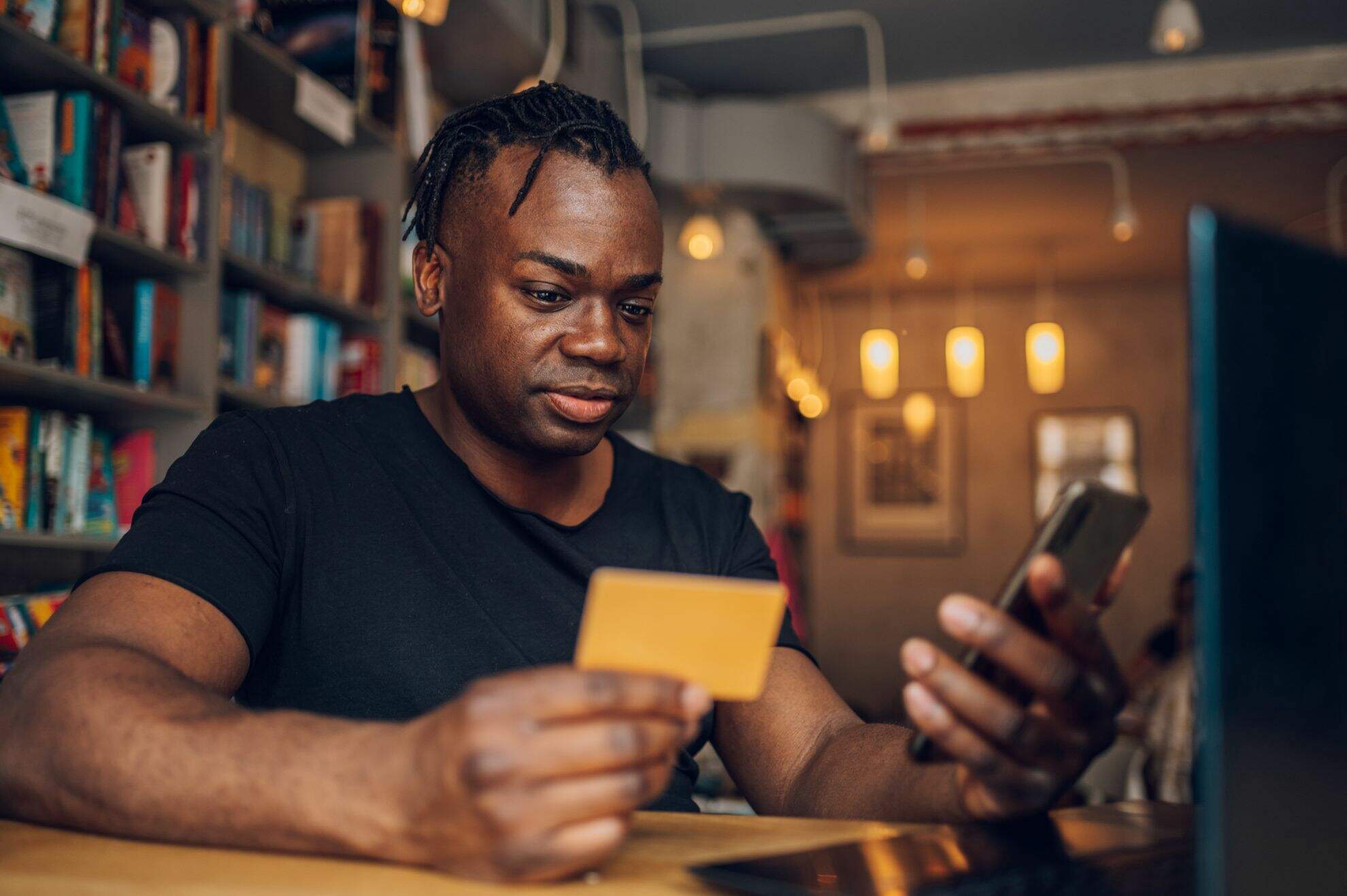 Homem consultando a fatura do cartão pelo celular