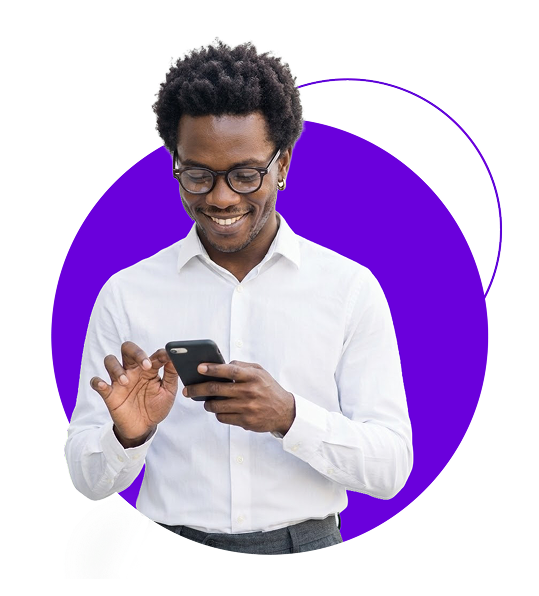 Homem sorrindo usando celular para contratar plano de saúde online