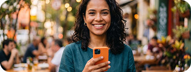 Banner de uma moça sorrindo usando o celular