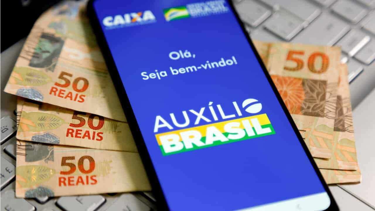 Celular com o aplicativo do Auxílio Brasil