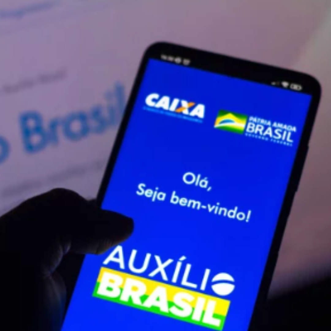 Celular com app Auxílio Brasil
