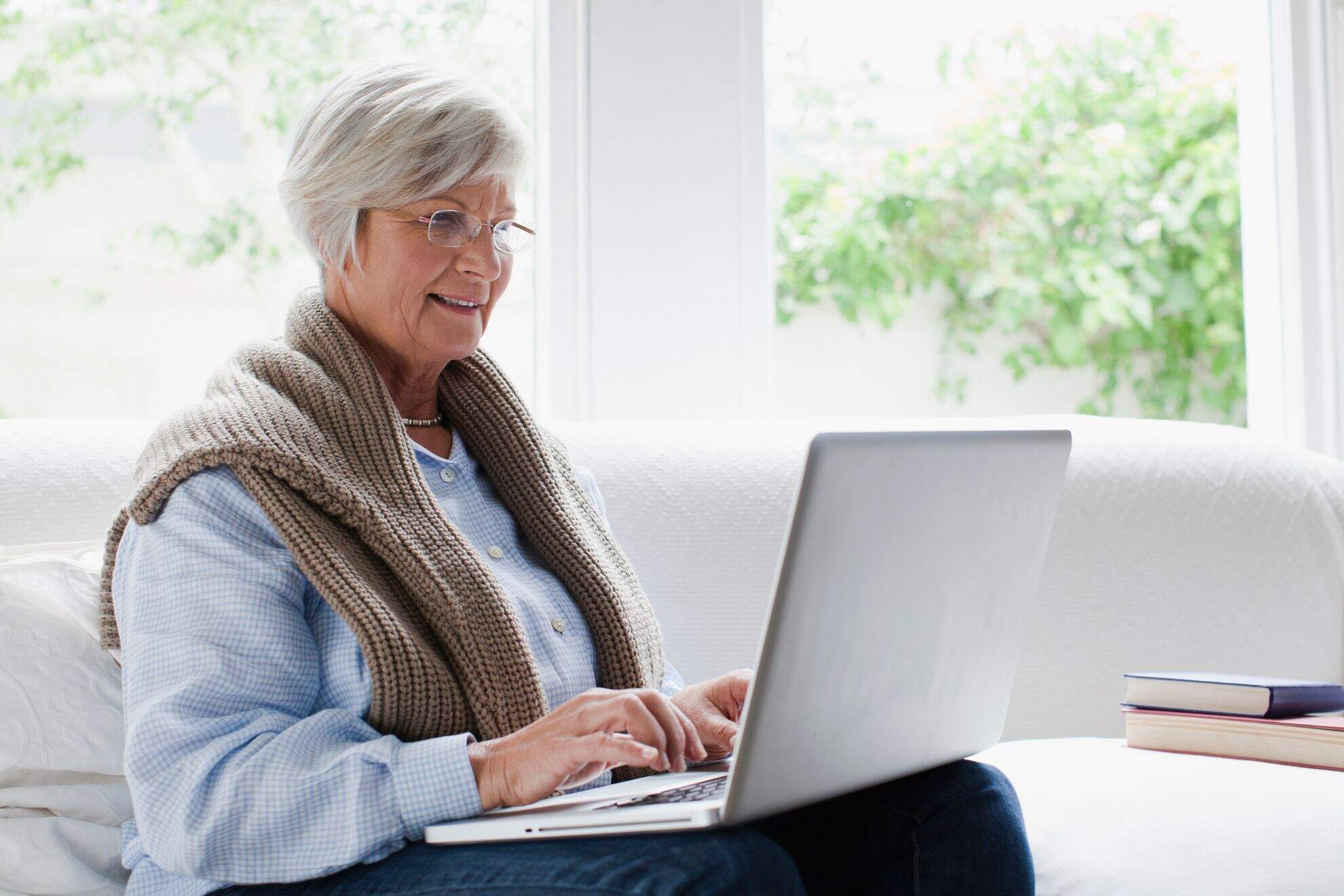 Mulher idosa consultando o site dos Valores a Receber