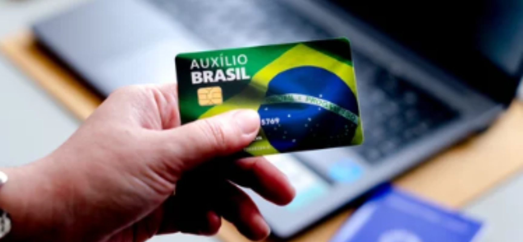 Recebeu o novo cartão do Auxílio Brasil com função débito? Saiba como  cadastrar a senha